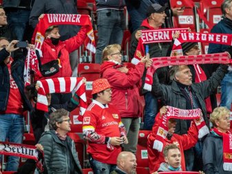 Bei einem Testspiel gegen Hannover 96 haben sich die Fans von Union Berlin das Singen nicht nehmen lassen. Foto: Andreas Gora/dpa Bei einem Testspiel gegen Hannover 96 haben sich die Fans von Union Berlin das Singen nicht nehmen lassen. Foto: Andreas Gora/dpa