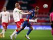 Englands Harry Kane (r) kommt vor dem Dänen Simon Kjaer an den Ball. Foto: Nick Potts/PA Wire/dpa