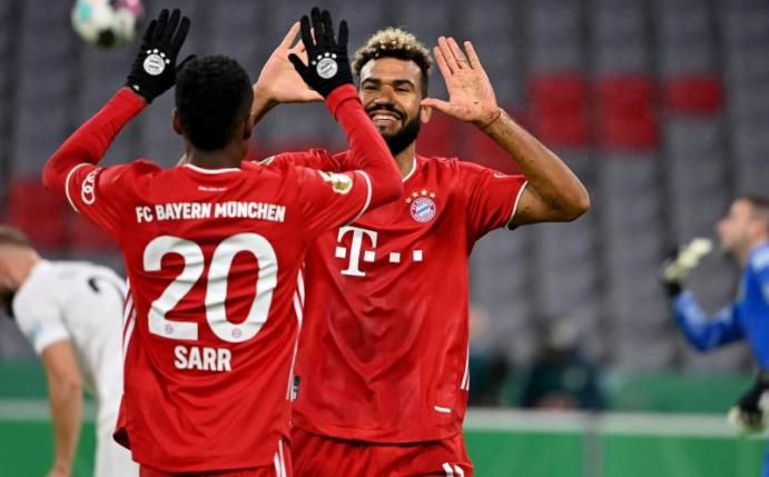 Nach seinem Tor zum 1:0 gegen den FC Düren klatscht Eric Maxim Choupo-Moting (r) mit Bouna Sarr ab. Foto: Peter Kneffel/dpa