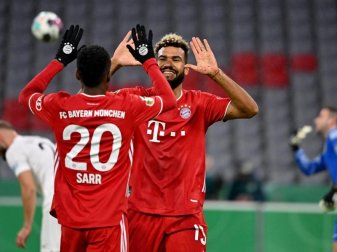 Nach seinem Tor zum 1:0 gegen den FC Düren klatscht Eric Maxim Choupo-Moting (r) mit Bouna Sarr ab. Foto: Peter Kneffel/dpa Nach seinem Tor zum 1:0 gegen den FC Düren klatscht Eric Maxim Choupo-Moting (r) mit Bouna Sarr ab. Foto: Peter Kneffel/dpa