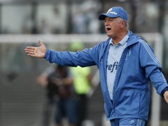 Luiz Felipe Scolari gibt 2018 bei einem Spiel Anweisungen. Nun wird der ehemalige brasilianische Nationalcoach neuer Trainer des bei Cruzeiro EC. Foto: Silvia Izquierdo/AP/dpa Luiz Felipe Scolari gibt 2018 bei einem Spiel Anweisungen. Nun wird der ehemalige brasilianische Nationalcoach neuer Trainer des bei Cruzeiro EC. Foto: Silvia Izquierdo/AP/dpa