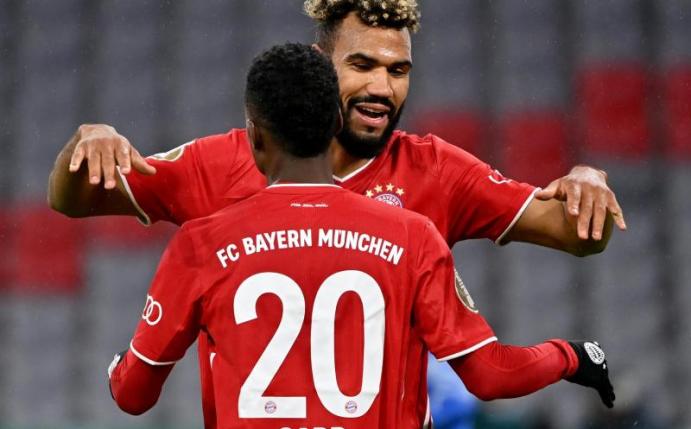 Eric Maxim Choupo-Moting (r) und Bouna Sarr vom FC Bayern München jubeln über den 1:0 Treffer gegen den 1. FC Düren durch Choupo-Moting. Foto: Peter Kneffel/dpa