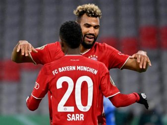 Eric Maxim Choupo-Moting (r) und Bouna Sarr vom FC Bayern München jubeln über den 1:0 Treffer gegen den 1. FC Düren durch Choupo-Moting. Foto: Peter Kneffel/dpa Eric Maxim Choupo-Moting (r) und Bouna Sarr vom FC Bayern München jubeln über den 1:0 Treffer gegen den 1. FC Düren durch Choupo-Moting. Foto: Peter Kneffel/dpa