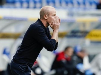Hat zwei Ausfälle wegen positiver Corona-Tests zu beklagen: Hoffenheim-Coach Sebastian Hoeneß. Foto: Uwe Anspach/dpa Hat zwei Ausfälle wegen positiver Corona-Tests zu beklagen: Hoffenheim-Coach Sebastian Hoeneß. Foto: Uwe Anspach/dpa