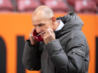 Kehrt rechtzeitig zum Bundesliga-Spitzenspiel zu seinem Team zurück: FCA-Coach Heiko Herrlich. Foto: Matthias Balk/dpa Kehrt rechtzeitig zum Bundesliga-Spitzenspiel zu seinem Team zurück: FCA-Coach Heiko Herrlich. Foto: Matthias Balk/dpa