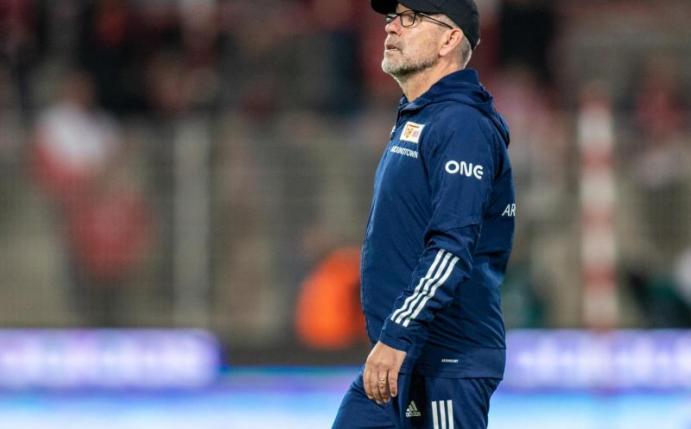 Hat sich auf eine Nummer eins im Berliner Tor festgelegt: Union-Coach Urs Fischer. Foto: Andreas Gora/dpa