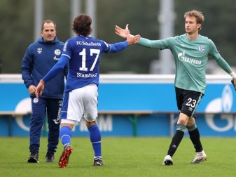 Manuel Baum (l) beordert bei seinem Heimdebüt Frederik Rönnow (r) ins Schalke-Tor. Foto: Guido Kirchner/dpa Manuel Baum (l) beordert bei seinem Heimdebüt Frederik Rönnow (r) ins Schalke-Tor. Foto: Guido Kirchner/dpa