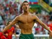 Zeigte immer wieder gern seinen druchtrainierten nackten Oberkörper: Cristiano Ronaldo. Foto: Oliver Berg/dpa