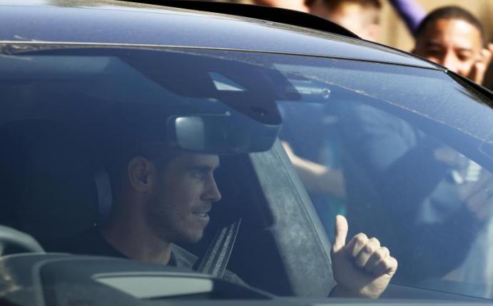 Bei seiner Ankunft am Trainingsgelände von Tottenham Hotspur wird Gareth Bales von den Fans empfangen. Foto: Frank Augstein/AP/dpa