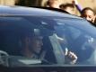 Bei seiner Ankunft am Trainingsgelände von Tottenham Hotspur wird Gareth Bales von den Fans empfangen. Foto: Frank Augstein/AP/dpa