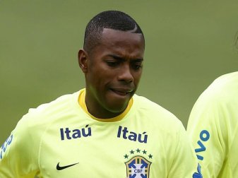 Der FC Santos und Robinho setzen den Vertrag wegen Vorwurfs der Gruppenvergewaltigung aus. Foto: Marcelo Sayao/EFE/dpa Der FC Santos und Robinho setzen den Vertrag wegen Vorwurfs der Gruppenvergewaltigung aus. Foto: Marcelo Sayao/EFE/dpa