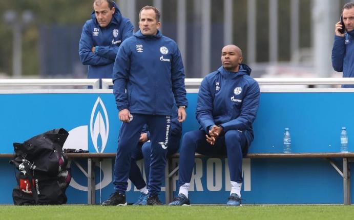Cheftrainer und sein Co. auf der Schalker Bank: Manuel Baum (l) und Naldo. Foto: Guido Kirchner/dpa