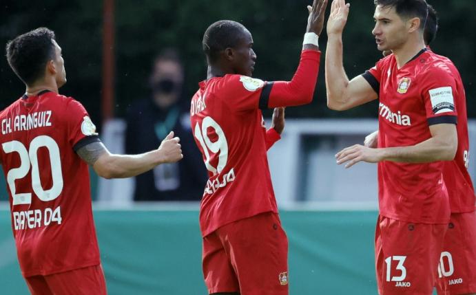 Lucas Alario trifft in der 30 Minute für die Werkself