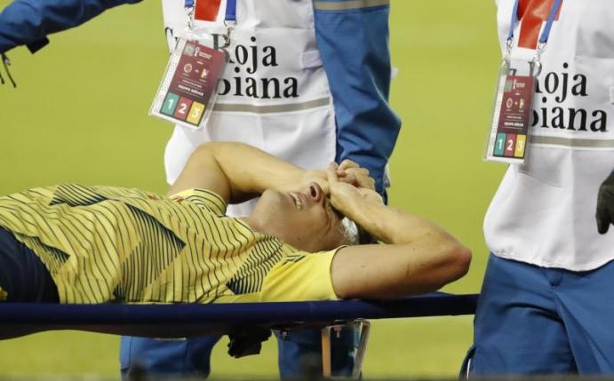 Leverkusens Kolumbianer Santiago Arias hatte sich gegen Venezuela schwer verletzt. Foto: Mauricio Dueñas/Pool EFE/AP/dpa
