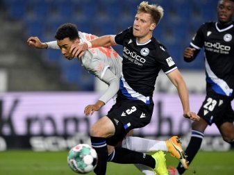 Jamal Musiala (l) von Bayern in Aktion gegen Brian Behrendt (M) von Bielefeld. Foto: Martin Meissner/AP-Pool/dpa Jamal Musiala (l) von Bayern in Aktion gegen Brian Behrendt (M) von Bielefeld. Foto: Martin Meissner/AP-Pool/dpa
