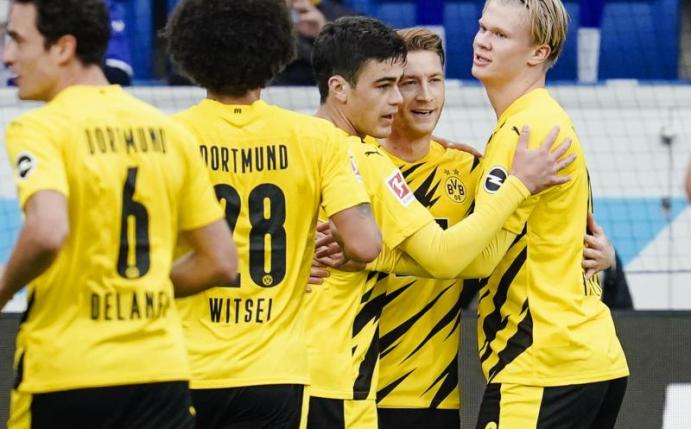 BVB-Torschütze Marco Reus (2.v.r.) wird von Teamkollegen gefeiert. Foto: Uwe Anspach/dpa