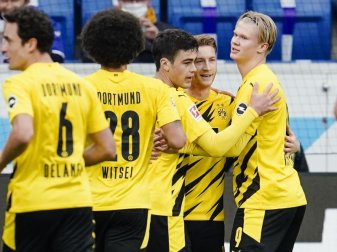 BVB-Torschütze Marco Reus (2.v.r.) wird von Teamkollegen gefeiert. Foto: Uwe Anspach/dpa BVB-Torschütze Marco Reus (2.v.r.) wird von Teamkollegen gefeiert. Foto: Uwe Anspach/dpa