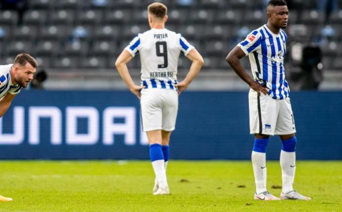 Enttäuscht: Herthas Profis kassierten die dritte Niederlage in Serie. Foto: Andreas Gora/dpa