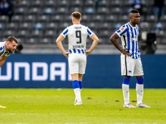 Enttäuscht: Herthas Profis kassierten die dritte Niederlage in Serie. Foto: Andreas Gora/dpa Enttäuscht: Herthas Profis kassierten die dritte Niederlage in Serie. Foto: Andreas Gora/dpa
