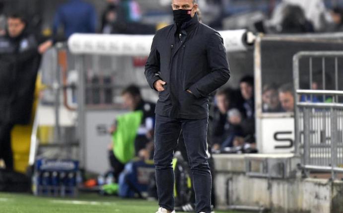 War bei Bayern-Sieg in Bielefeld wohl etwas zu warm angezogen: Trainer Hansi Flick. Foto: Martin Meissner/AP-Pool/dpa