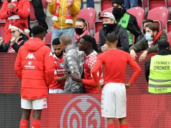 Redebedarf: Mainz-Coach Jan-Moritz Lichte (graue Jacke) im Streitgespräch mit 05-Fans. Foto: Torsten Silz/dpa Redebedarf: Mainz-Coach Jan-Moritz Lichte (graue Jacke) im Streitgespräch mit 05-Fans. Foto: Torsten Silz/dpa