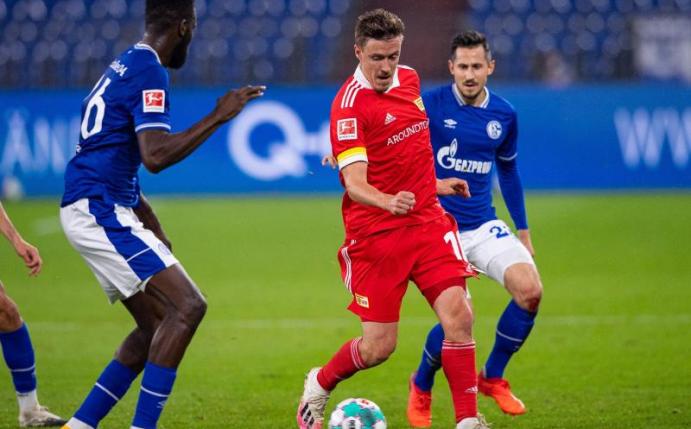 Max Kruse (M) stand trotz seines Barbesuchs in Unions Startelf gegen Schalke. Foto: Guido Kirchner/dpa
