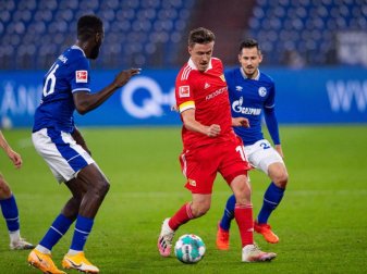 Max Kruse (M) stand trotz seines Barbesuchs in Unions Startelf gegen Schalke. Foto: Guido Kirchner/dpa Max Kruse (M) stand trotz seines Barbesuchs in Unions Startelf gegen Schalke. Foto: Guido Kirchner/dpa