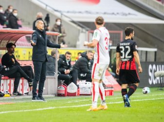 Der Neu-Frankfurter Amin Younes (r) kam bei seinem Bundesliga-Comeback für 20 Minuten zum Einsatz. Foto: Marcel Kusch/dpa Der Neu-Frankfurter Amin Younes (r) kam bei seinem Bundesliga-Comeback für 20 Minuten zum Einsatz. Foto: Marcel Kusch/dpa