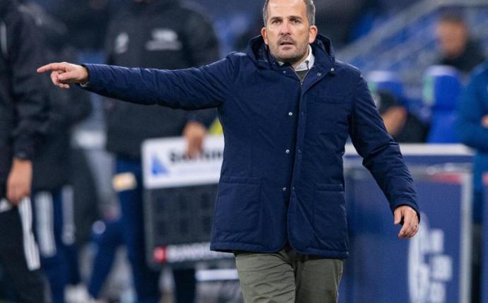 Schalkes Trainer Manuel Baum ist mit der Leistung seiner Mannschaft gegen Union zufrieden. Foto: Guido Kirchner/dpa