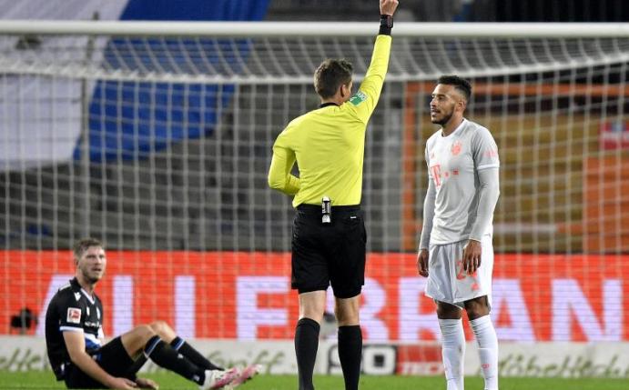 Holte sich beim Bayern-Sieg in Bielefeld die Rote Karte ab: Corentin Tolisso. Foto: Martin Meissner/AP-Pool/dpa
