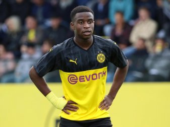 Dortmunds Youssoufa Moukoko war während eines Junioren-Spiels beim FC Schalke 04 von Fans beleidigt worden. Foto: Revierfoto/dpa Dortmunds Youssoufa Moukoko war während eines Junioren-Spiels beim FC Schalke 04 von Fans beleidigt worden. Foto: Revierfoto/dpa