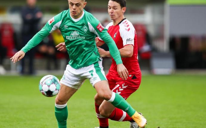 Bremens Milot Rashica (l) im Spiel gegen den SC Freiburg. Foto: Tom Weller/dpa