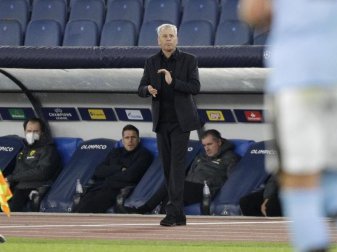 Dortmunds Trainer Lucien Favre zeigt sich nach dem Spiel in Rom enttäuscht von der Leistung seines Teams. Foto: Gregorio Borgia/AP/dpa Dortmunds Trainer Lucien Favre zeigt sich nach dem Spiel in Rom enttäuscht von der Leistung seines Teams. Foto: Gregorio Borgia/AP/dpa