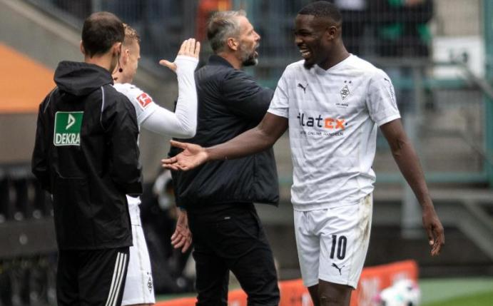 Mönchengladbachs Marcus Thuram (r) könnte gegen Inter Mailand sein Champions-League-Debüt feiern. Foto: Bernd Thissen/dpa