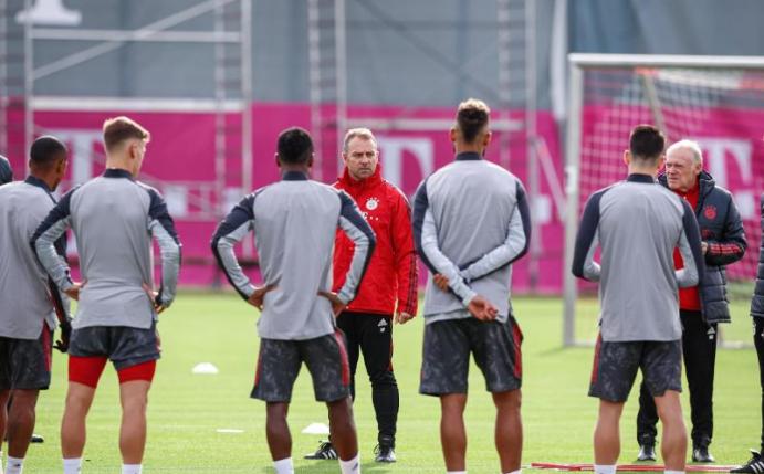 Bayern-Trainer Hansi Flick (M) muss vorerst auf Serge Gnabry verzichten. Foto: Marco Donato/FC Bayern München/dpa