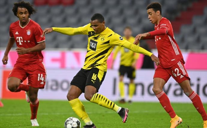 Manuel Akanji (M.) kehrt ins Training zurück