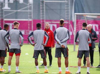 Bayern-Trainer Hansi Flick (M) muss vorerst auf Serge Gnabry verzichten. Foto: Marco Donato/FC Bayern München/dpa Bayern-Trainer Hansi Flick (M) muss vorerst auf Serge Gnabry verzichten. Foto: Marco Donato/FC Bayern München/dpa