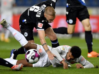 Bayern Münchens Serge Gnabry (unten) im Zweikampf mit dem Bielefelder Mike van der Hoorn. Foto: Martin Meissner/AP-Pool/dpa Bayern Münchens Serge Gnabry (unten) im Zweikampf mit dem Bielefelder Mike van der Hoorn. Foto: Martin Meissner/AP-Pool/dpa