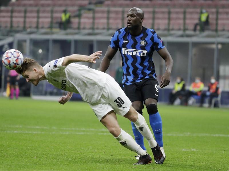 Doppeltorschütze Romelu Lukaku (r) rettete Inter Mailand einen Punkt gegen Borussia Mönchengladbach. Foto: Luca Bruno/AP/dpa