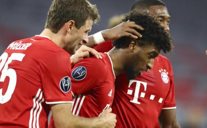 Münchens Matchwinner Kingsley Coman (M) bejubelt sein 4:0 zusammen mit Thomas Müller (l) und David Alaba. Foto: Matthias Schrader/Pool AP/dpa