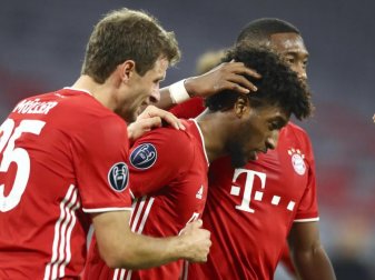 Münchens Matchwinner Kingsley Coman (M) bejubelt sein 4:0 zusammen mit Thomas Müller (l) und David Alaba. Foto: Matthias Schrader/Pool AP/dpa Münchens Matchwinner Kingsley Coman (M) bejubelt sein 4:0 zusammen mit Thomas Müller (l) und David Alaba. Foto: Matthias Schrader/Pool AP/dpa