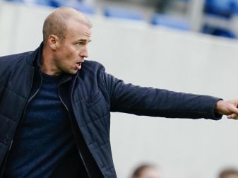 Muss beim Europa-League-Auftakt auf seinen Toptorjäger verzichten: Hoffenheim-Coach Sebastian Hoeneß. Foto: Uwe Anspach/dpa Muss beim Europa-League-Auftakt auf seinen Toptorjäger verzichten: Hoffenheim-Coach Sebastian Hoeneß. Foto: Uwe Anspach/dpa