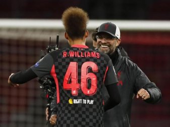 Liverpools Trainer Jürgen Klopp freut sich mit Rhys Williams über den Sieg in Amsterdam. Foto: Peter Dejong/AP/dpa Liverpools Trainer Jürgen Klopp freut sich mit Rhys Williams über den Sieg in Amsterdam. Foto: Peter Dejong/AP/dpa