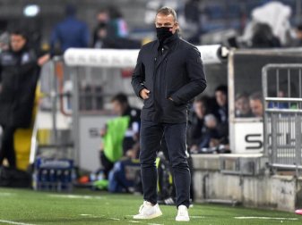 Bayern-Trainer Hansi Flick trägt am Spielfeldrand einen Mund-Nasen-Schutz. Foto: Martin Meissner/AP-Pool/dpa Bayern-Trainer Hansi Flick trägt am Spielfeldrand einen Mund-Nasen-Schutz. Foto: Martin Meissner/AP-Pool/dpa