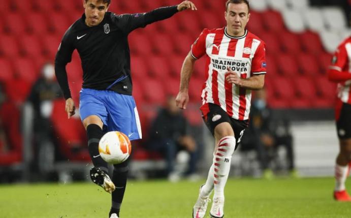 Musste sich mit PSV dem FC Granada geschlagen geben: Mario Götze (r). Foto: Peter Dejong/AP/dpa