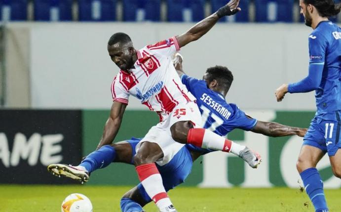 Hoffenheims Ryan Sessegnon versucht Belgrads Sekou Sanogo vom Ball zu trennen. Foto: Uwe Anspach/dpa