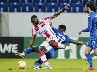 Hoffenheims Ryan Sessegnon versucht Belgrads Sekou Sanogo vom Ball zu trennen. Foto: Uwe Anspach/dpa Hoffenheims Ryan Sessegnon versucht Belgrads Sekou Sanogo vom Ball zu trennen. Foto: Uwe Anspach/dpa
