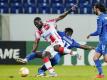 Hoffenheims Ryan Sessegnon versucht Belgrads Sekou Sanogo vom Ball zu trennen. Foto: Uwe Anspach/dpa