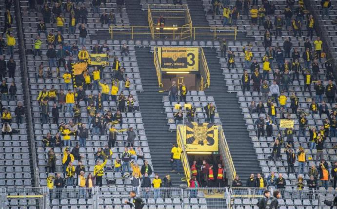 Beim Revierderby zwischen Borussia Dortmund und dem FC Schalke 04 sind nur 300 Zuschauer zugelassen. Foto: Guido Kirchner/dpa