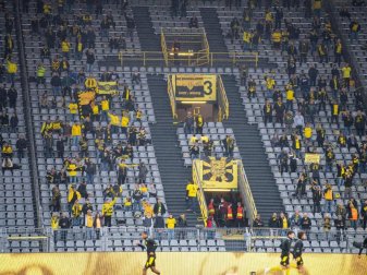 Beim Revierderby zwischen Borussia Dortmund und dem FC Schalke 04 sind nur 300 Zuschauer zugelassen. Foto: Guido Kirchner/dpa Beim Revierderby zwischen Borussia Dortmund und dem FC Schalke 04 sind nur 300 Zuschauer zugelassen. Foto: Guido Kirchner/dpa